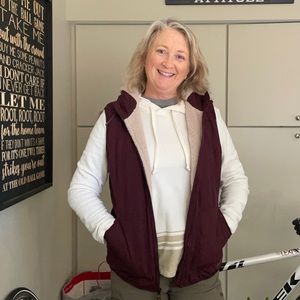 NWT Eddie bauer snow furry burgundy vest . Size medium. Removable fur on hood.